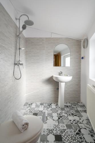 Standard Twin Room image 10