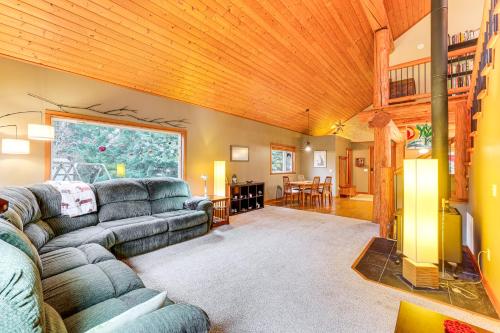 11 Mi to Olympic NP Port Angeles Retreat with Deck in 安吉利斯港