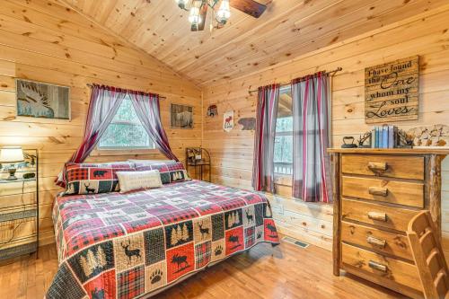 Deck w/ Forest Views! Cabin 4 Mi to Cherokee Lake, Murphy (fotografie 2)