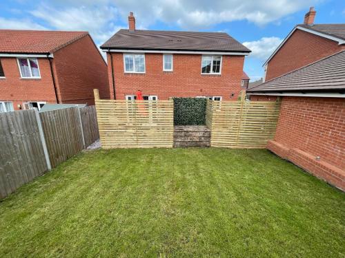 Зовнішній вигляд готелю, Spacious & Stylish 4-Bed House with Hot Tub in Prime Location in Nursling and Rownhams