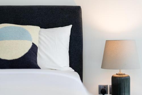 Stylish and roomy 1BR Marina View Fits 3, Дубай (фото 2)