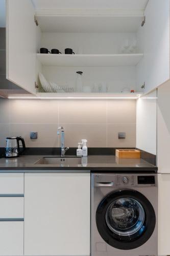 Stylish and roomy 1BR Marina View Fits 3, Дубай (фото 4)