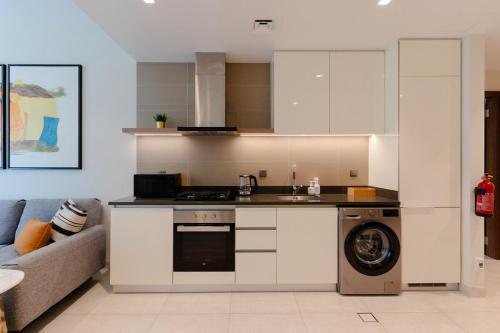 Stylish and roomy 1BR Marina View Fits 3, Дубай (фото 8)