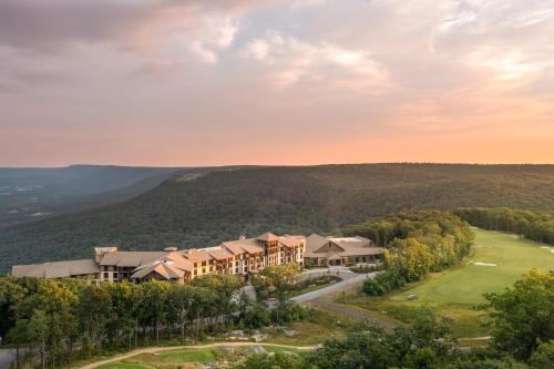 Cloudland at McLemore Resort Lookout Mountain, Curio by Hilton in Rising Fawn, USA