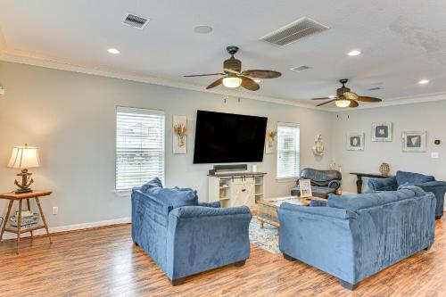 Gulf Coast Retreat with Deck Walk to Surfside Beach - image 7