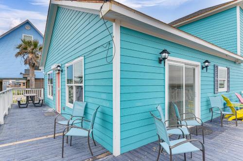 Gulf Coast Retreat with Deck Walk to Surfside Beach - image 10