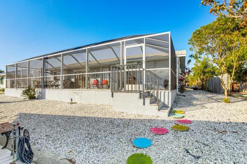 Heated Pool + Lanai: Matlacha Isles Getaway in Matlacha (FL)