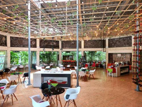 Restaurant, Ecopark Hosteria Puyo in Shell