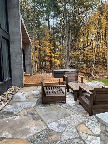 McCracken's Mid Century Modern Luxury Cottage in Mt Julian (ON)
