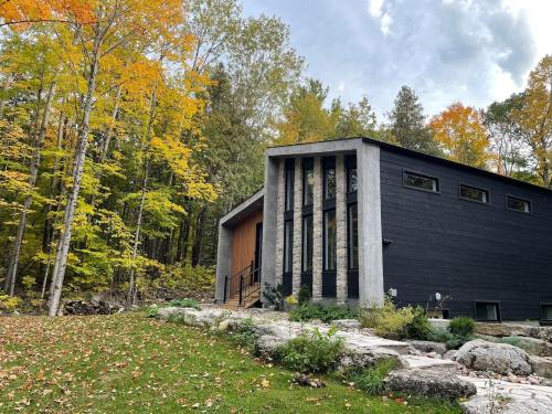 McCracken's Mid Century Modern Luxury Cottage in Mt Julian (ON)