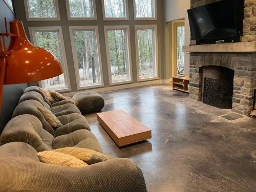 McCracken's Mid Century Modern Luxury Cottage in Mt Julian (ON)
