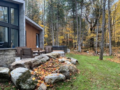 McCracken's Mid Century Modern Luxury Cottage in Mt Julian (ON)