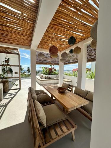 Bahari View, Stylish Penthouse with breathtaking oceanviews and private rooftop pool – khách sạn tại Kiwengwa