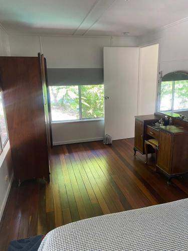 Beach side, air conditioned, 3 bedroom cottage, Urangan (zdjęcie 5)