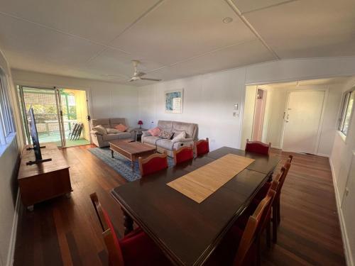 Beach side, air conditioned, 3 bedroom cottage, Urangan (zdjęcie 3)
