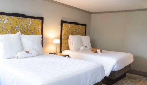 2 queen beds