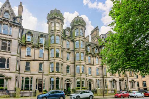 2 Bedroom Sofa bed in livingroom Castle View 1st floor sleeps 6, Edinburgh