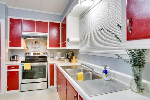 Walk to 1st Street Family Home in Thibodaux! in 提柏道克斯 (LA)