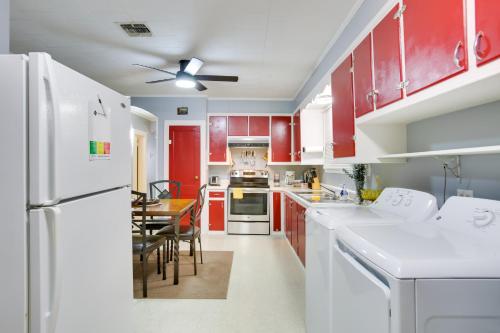 Walk to 1st Street Family Home in Thibodaux! in 提柏道克斯 (LA)