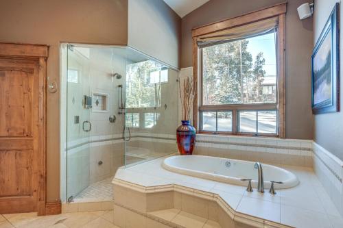 Spacious Breck Ski Lodge 5 Mins to Peak 8 Gondola! - image 9