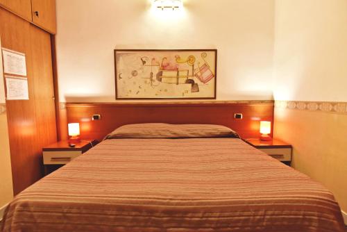 1 queen bed, 1 twin bed