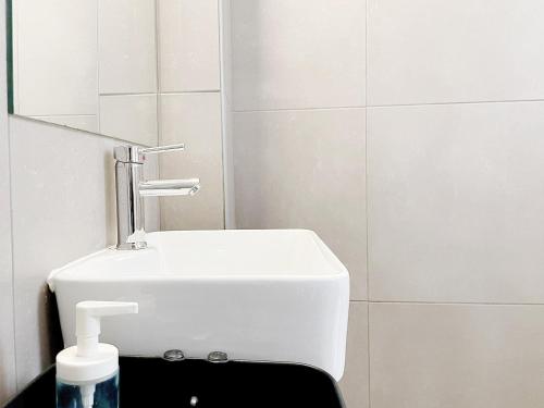 Calliope Suite 4 with Acropolis rooftop access, Афины (фото 3)