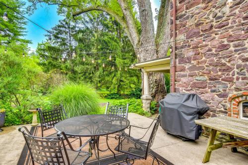 Steps to Delaware Canal: Enchanting Stone Cottage! in Frenchtown (NJ)