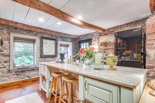 Steps to Delaware Canal: Enchanting Stone Cottage! in Frenchtown (NJ)