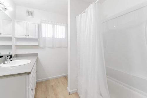 Comfortable 2BR! Sleeps 6! Cozy Stay!, Las Vegas (photo 5)