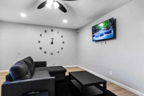 Comfortable 2BR! Sleeps 6! Cozy Stay!, Las Vegas (photo 9)