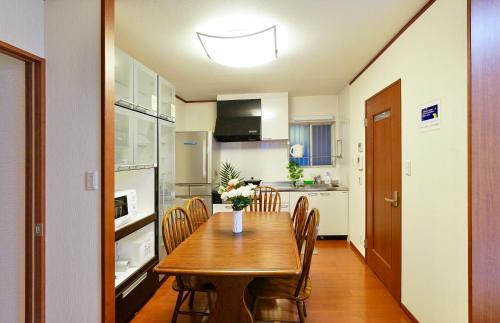 Shalom 鶴橋 地铁口徒步10秒钟可以到民宿徒步9分钟到上本町位置绝佳