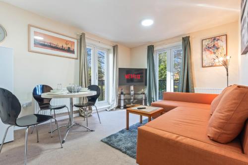 Balmoral Court -Sleeps 6 - Free Parking with Workspace - Balcony & High-Speed WiFi, Birmingham