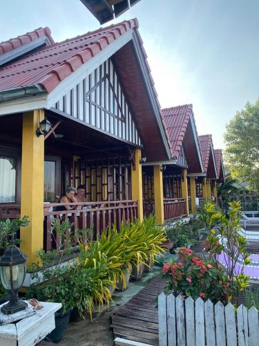 Exterior view, Golden Hotel Dondet in Muang Khong