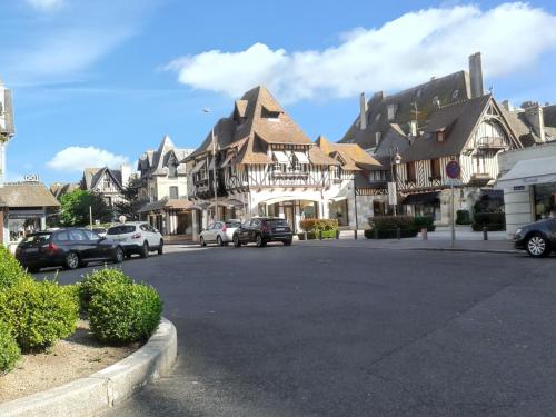 Apartment with one bedroom in Villers sur Mer with enclosed garden 150 m from the beach - main image