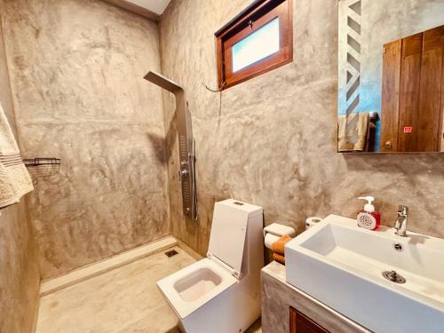 Triple Room with Balcony image 10