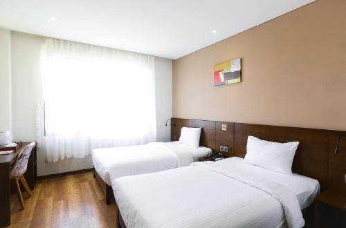 Twin Room image 4