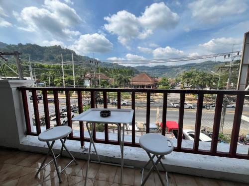 Окрестности, 84 Bar  Guest House in Кату