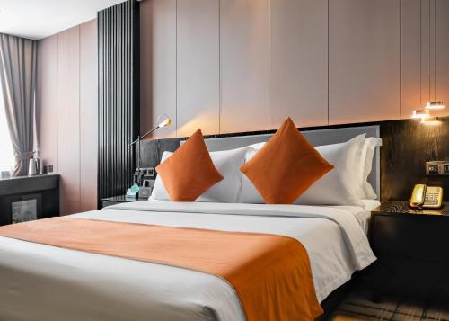 Standard King Room image 10