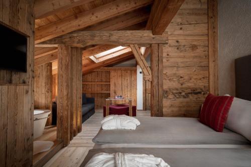 1 king bed, 3 twin beds