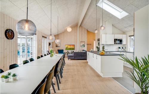 virtuve, Cozy Home In Nørre Nebel With Sauna in Norre Nebel