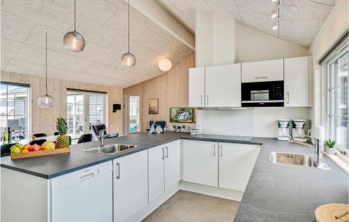 virtuve, Cozy Home In Nørre Nebel With Sauna in Norre Nebel