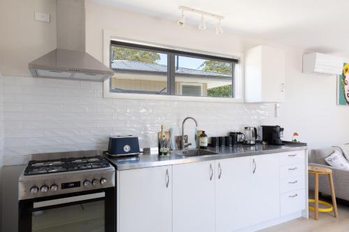 مطبخ, Classy Modern Unit close to Airport, Shops and Bus in بابانيو