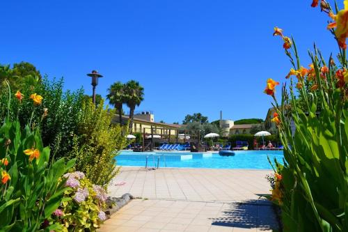 Úszómedence, Hotel with swimming pool in Arborea just 650 meters from the sea in Arborea