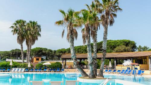 Úszómedence, Hotel with swimming pool in Arborea just 650 meters from the sea in Arborea