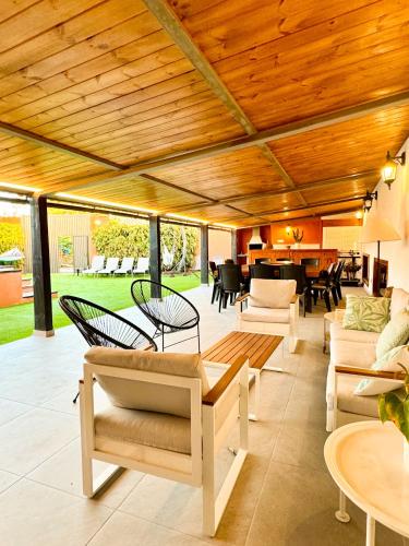 Luxury Banana Haven Villa with pool by CanaryScape gîte à louer Trasmontaña