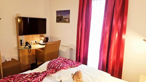 Double Room with Balcony image 5