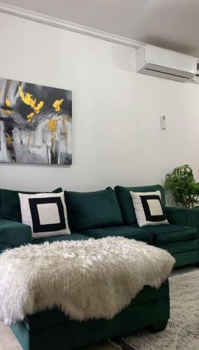 The Sanctuary - Modern 2Bed Maisonette in Secure Foxdale Estate Solar Wi-Fi Garden