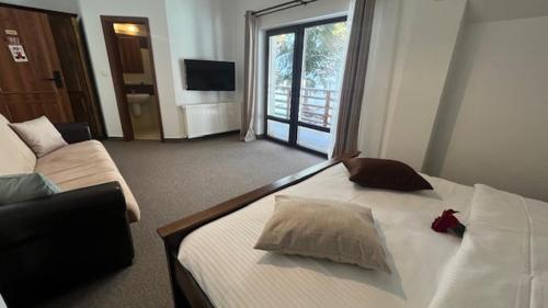 1 queen bed, 1 sofa bed