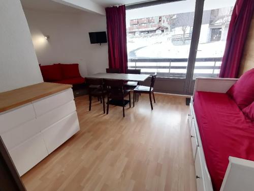Appartement 5 personnes rénové, proche pistes et commerces, balcon sud, parking inclus - FR-1-181-2468