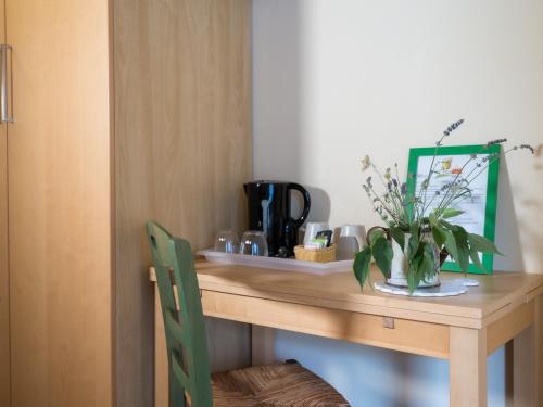 Double or Twin Room with Garden View image 7
